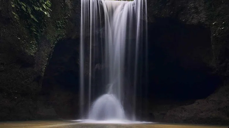 قاعدة شلال سوات في جيانيار بجزيرة بالي في إندونيسيا