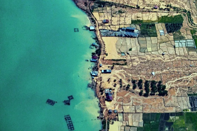 منطقة سكنية متضررة بعد الفيضانات المفاجئة في منطقة بينر ميريا بمقاطعة آتشيه في 4 ديسمبر 2025.