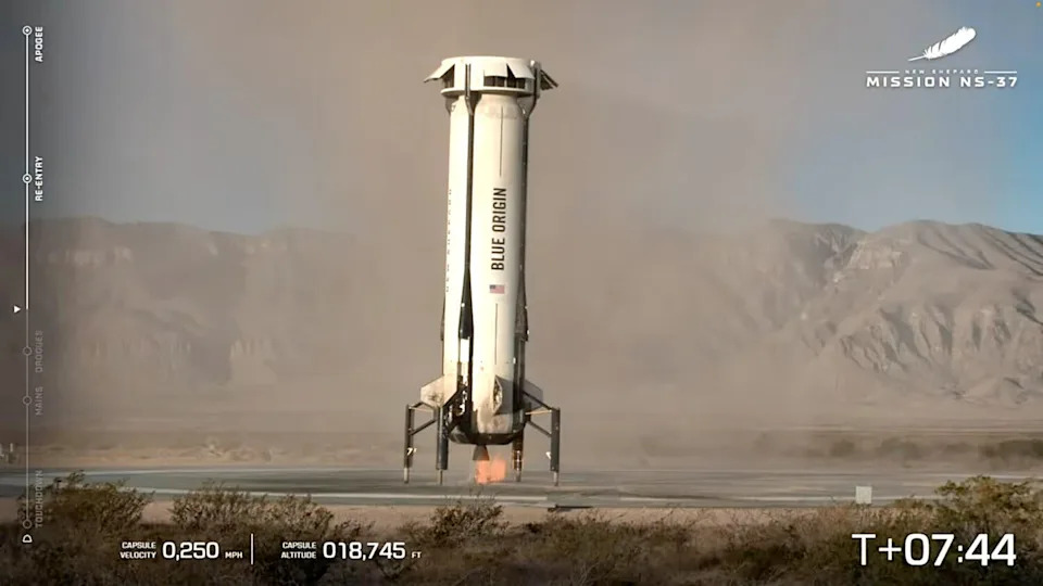 نفذ معزز New Shepard القابل لإعادة الاستخدام هبوطًا على الهدف بعد دفع كبسولة New Shepard خارج الغلاف الجوي السفلي. / الائتمان: البث عبر الإنترنت بلو أوريجن