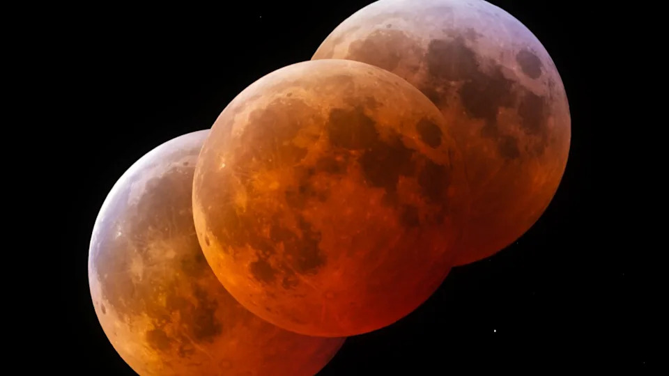 ثلاثة أقمار حمراء دموية متراكبة فوق بعضها البعض بنمط قطري على خلفية داكنة