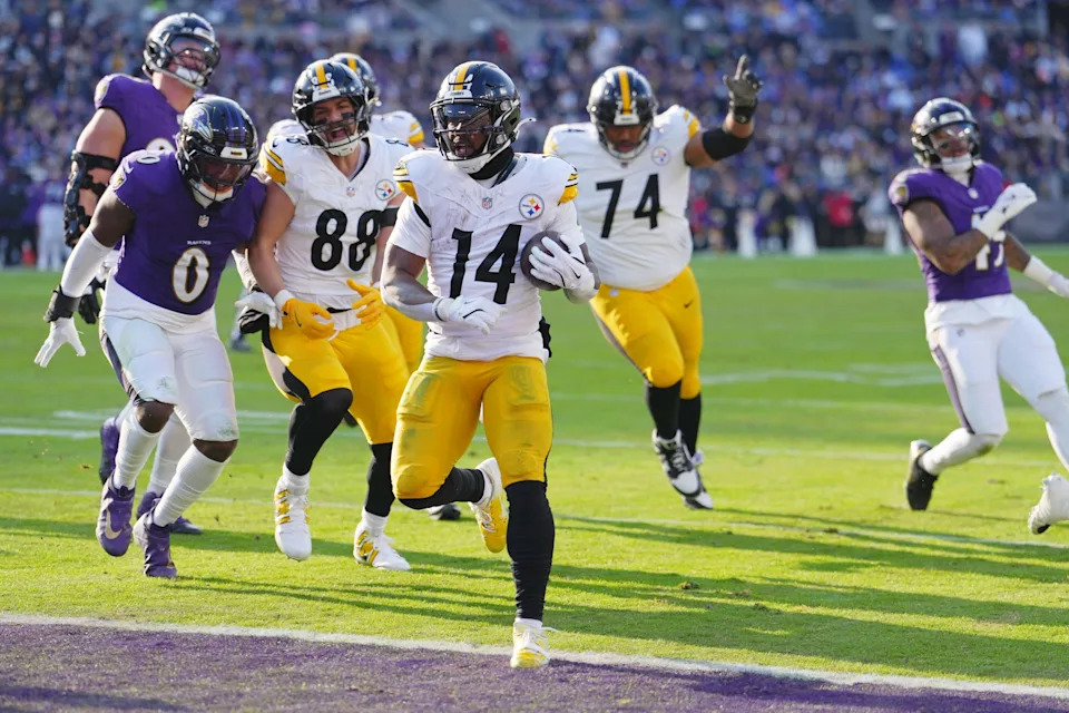 بيتسبرغ ستيلرز يركض للخلف كينيث جينويل.