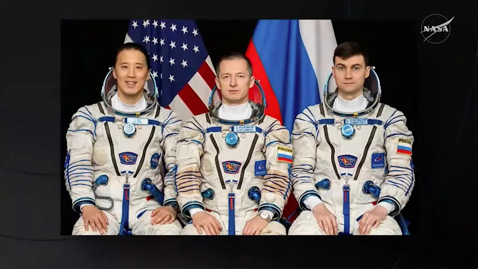طاقم سويوز إم إس-28 (من اليسار إلى اليمين): رائد فضاء ناسا جوني كيم، القائد سيرجي ريجيكوف ومهندس الطيران أليكسي زوبريتسكي. / الائتمان: ناسا