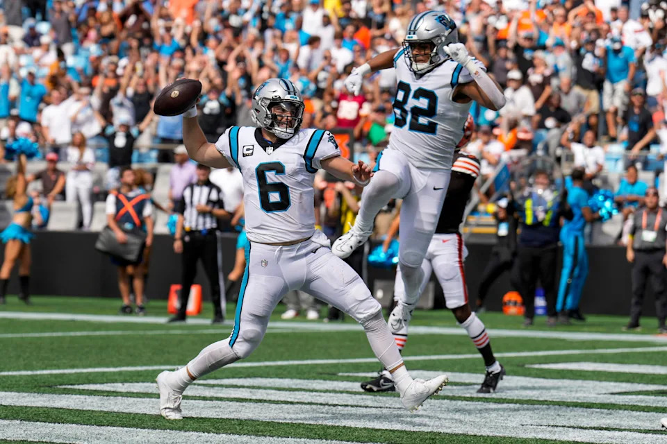 كارولينا بانثرز قورتربك بيكر مايفيلد يحتفظ بالكرة للركض ليسجل نتيجة متأخرة ضد كليفلاند براونز.