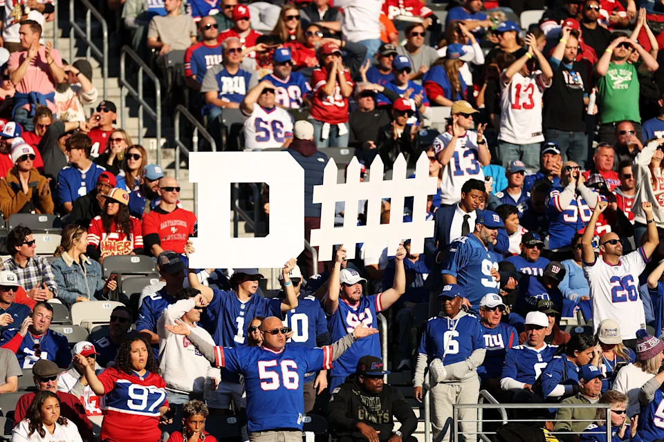 مشجعو نيويورك جاينتس يرفعون لافتة للدفاع ضد فريق سان فرانسيسكو 49ers.