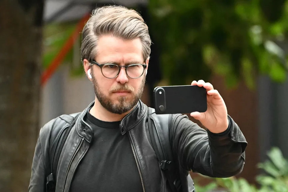 وكان مايلز تايلور، رئيس الأركان السابق في وزارة الأمن الداخلي، من أشد منتقدي ترامب. وقد استهدفه البيت الأبيض بعد وقت قصير من عودة ترامب إلى واشنطن. (وكالة الصحافة الفرنسية/غيتي)