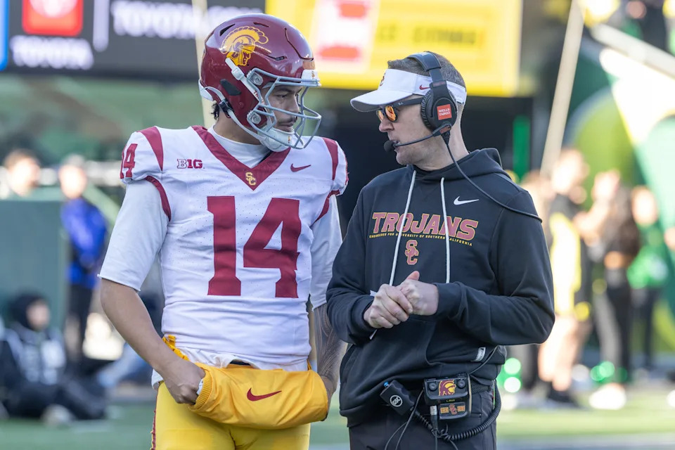 يوجين، أوريغون - 22 نوفمبر: تحدث لينكولن رايلي من فريق أحصنة طروادة بجنوب كاليفورنيا مع QB جايدن ميافا رقم 14 من فريق أحصنة طروادة بجنوب كاليفورنيا خلال الشوط الثاني في ملعب أوتزين في 22 نوفمبر 2025 في يوجين، أوريغون. (تصوير توم هوك / غيتي إيماجز)