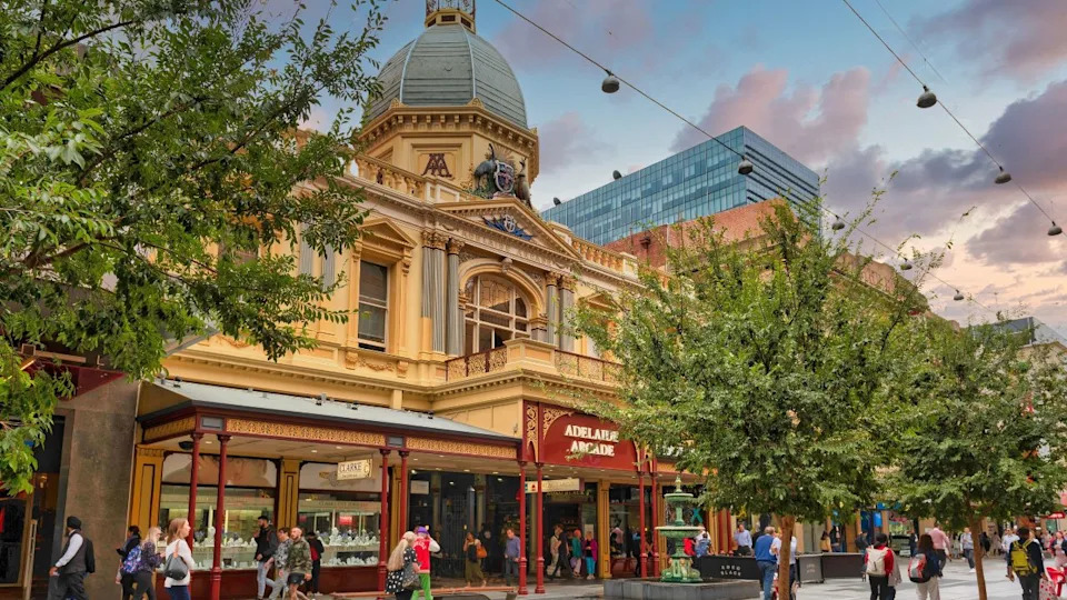 أديليد، أستراليا - 20 فبراير 2019: ساحة بلدة مزدحمة بالناس يتجولون حول المباني في أديليد، أستراليا