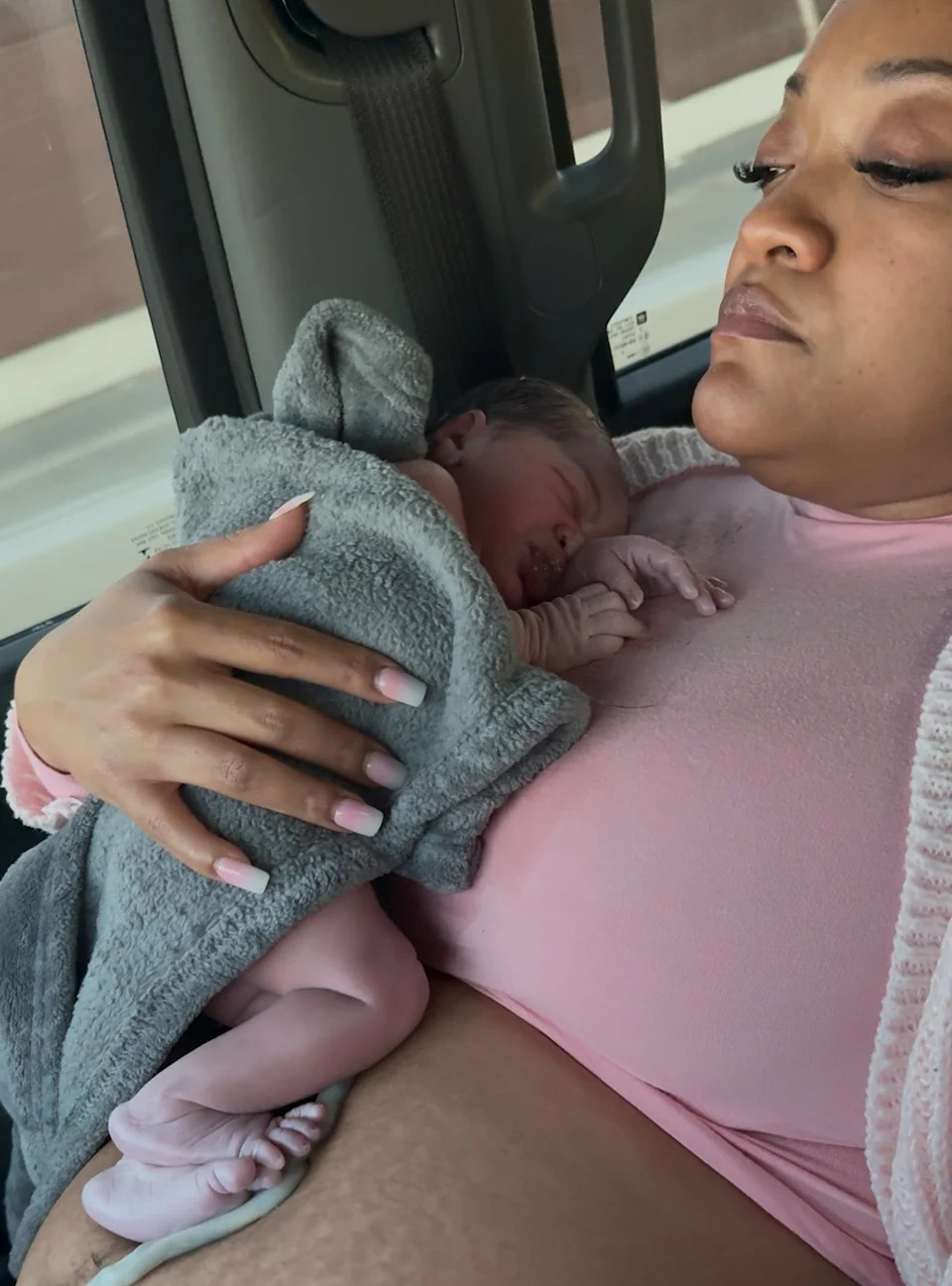 أجبر أحد مستشفيات ولاية إنديانا عائلة من إلينوي على مغادرة المستشفى قبل دقائق من ولادة الأم، مرسيدس ويلز، ابنتها ألينا، في ساعات الصباح الباكر من يوم 16 نوفمبر 2025.