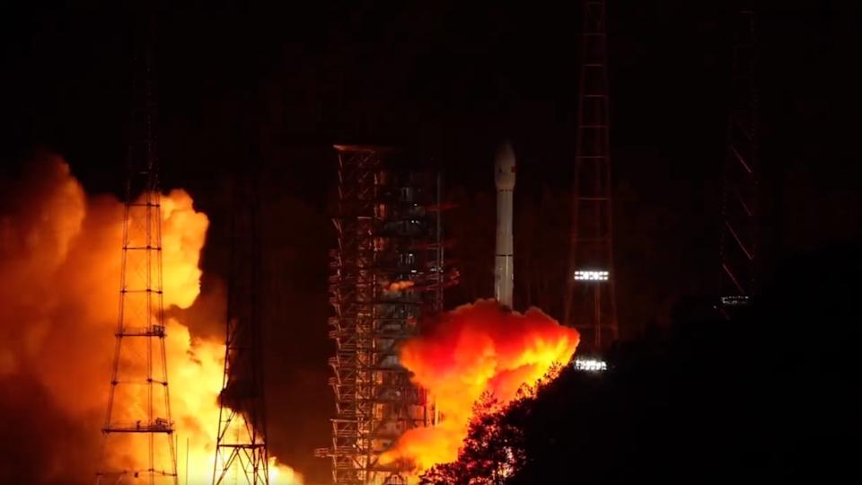 يطلق صاروخ أبيض في سماء الليل المظلمة