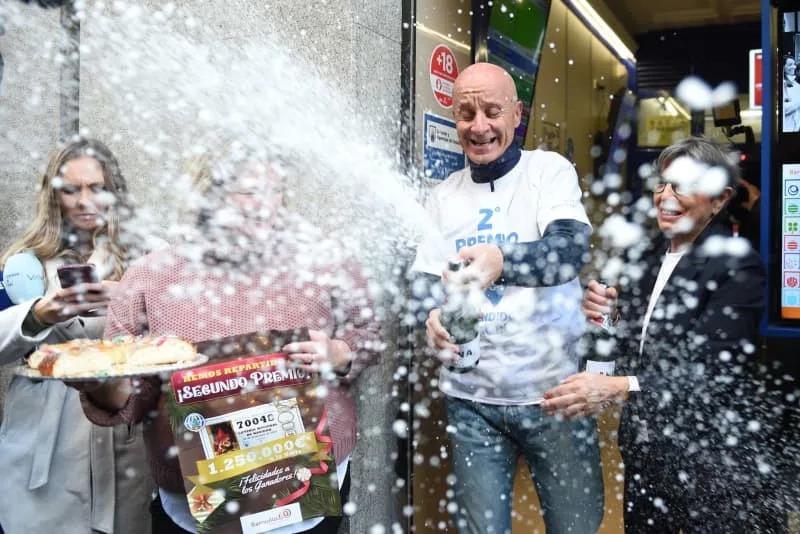 يسعد طاقم الإدارة ببيع الرقم 70048 والذي يتوافق مع الجائزة الثانية في السحب الخاص للإسبان "إل جوردو" يانصيب عيد الميلاد 2025 يحتفلون بثروتهم الطيبة. جوستافو فالينتي/ يوروبا برس/ وكالة الأنباء الألمانية