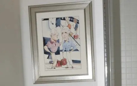 وتظهر الملفات الجديدة أن جيفري إبستين احتفظ أيضًا برسم كاريكاتوري له ولبيل كلينتون فوق مرحاضه