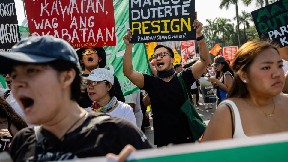 الفلبينيون يصرخون ويرفعون لافتات خلال احتجاج ضد الفساد بسبب مزاعم الفساد واسعة النطاق المرتبطة بمشاريع البنية التحتية الحكومية، في مانيلا، الفلبين، في 30 نوفمبر 2025. - إلويزا لوبيز / رويترز