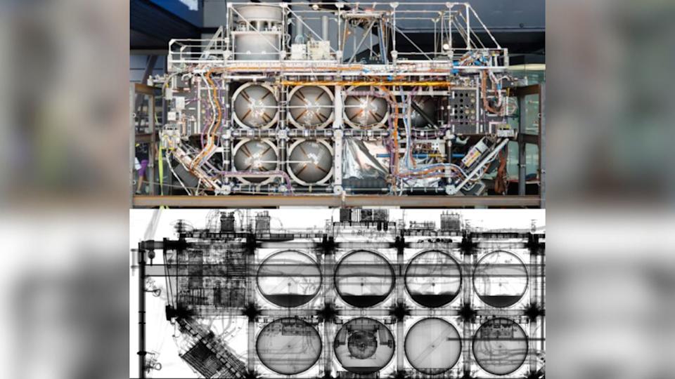 صورتان جنبًا إلى جنب، إحداهما تظهر الأسطوانات المعدنية والأسلاك التي تشكل قمرًا صناعيًا كبيرًا والأخرى عبارة عن صورة بالأشعة السينية بالأبيض والأسود للقمر الصناعي تظهر معالمه المجوفة