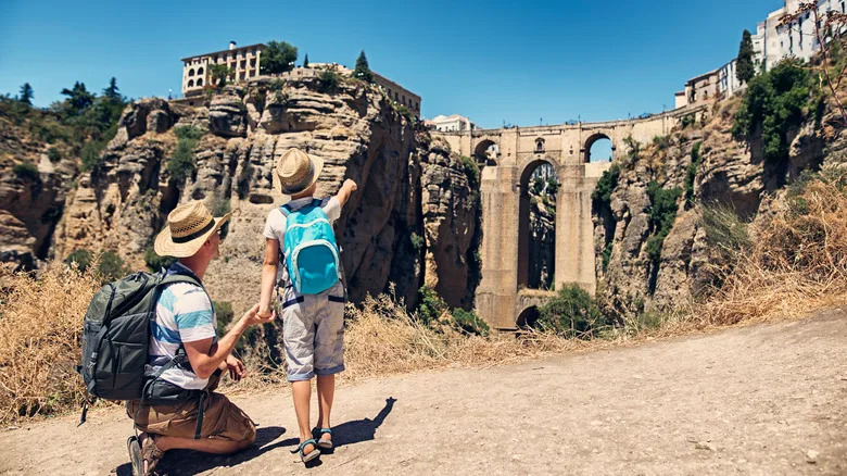 سياح ينظرون إلى جسر بوينتي نويفو الشهير في روندا