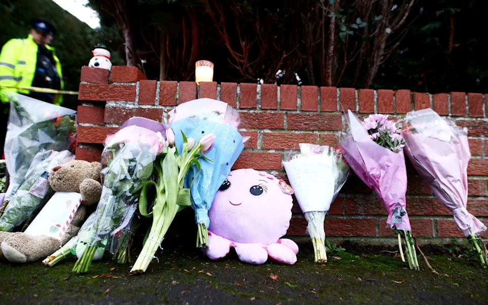 تُركت الزهور والألعاب تكريماً لأريا ثورب