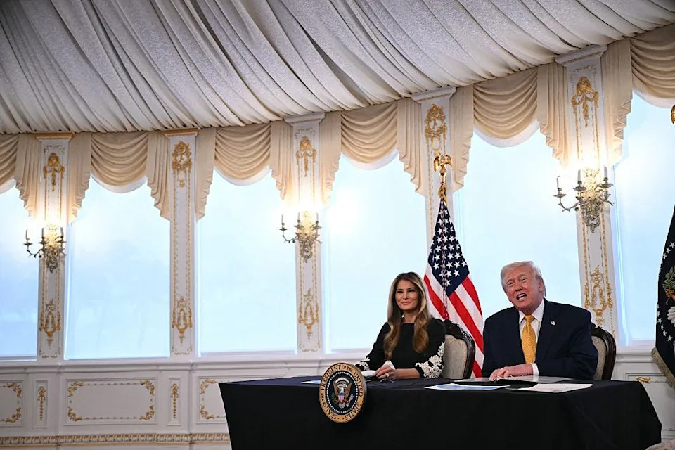 الرئيس دونالد ترامب وميلانيا ترامب يتصلان بأعضاء الخدمة عشية عيد الميلاد.