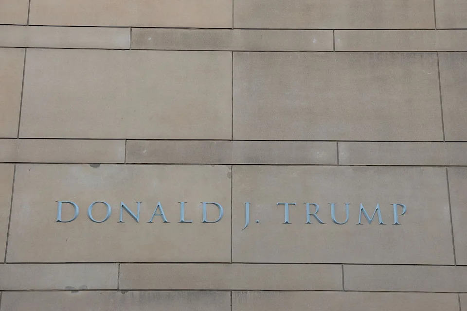"دونالد جيه ترامب" نص على جدار حجري