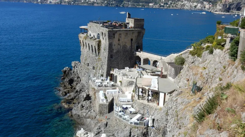 منظر لبرج نورمان القديم في مايوري، إيطاليا