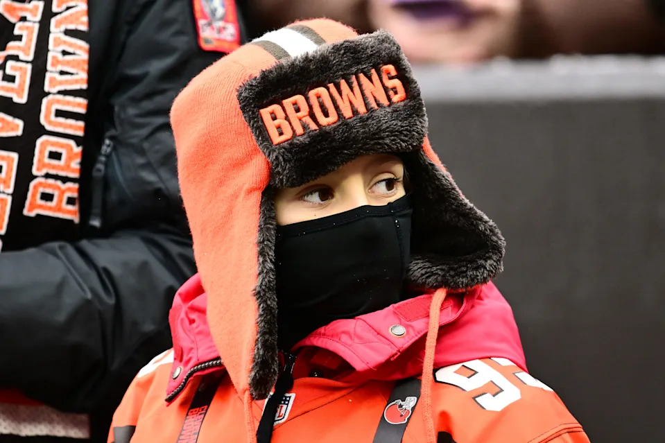 أحد مشجعي فريق كليفلاند براونز الشاب ينظر قبل المباراة ضد فريق تينيسي تايتنز في ملعب هنتنغتون بانك فيلد.