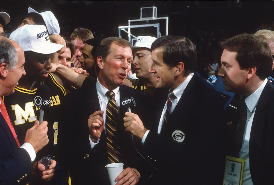أجرى برنت موسبرغر مقابلة مع ستيف فيشر بعد فوز فريق ولفرينز بالبطولة الوطنية عام 1989. (التركيز على الرياضة / غيتي إيماجز)