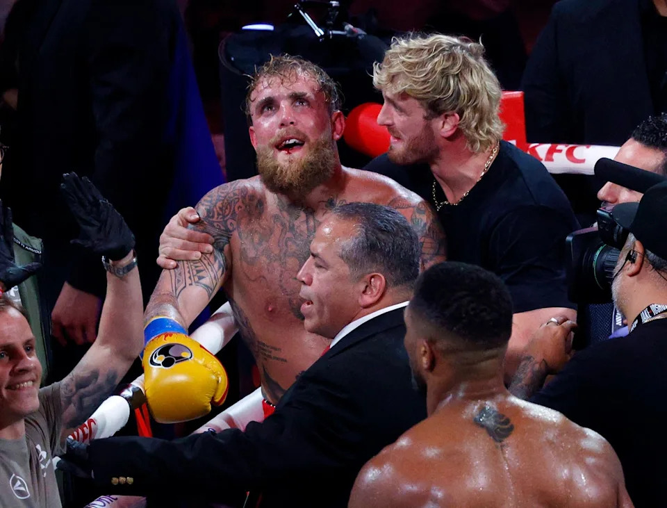 بول يتعرض للضرب مع شقيقه لوغان (يمين) (رويترز)