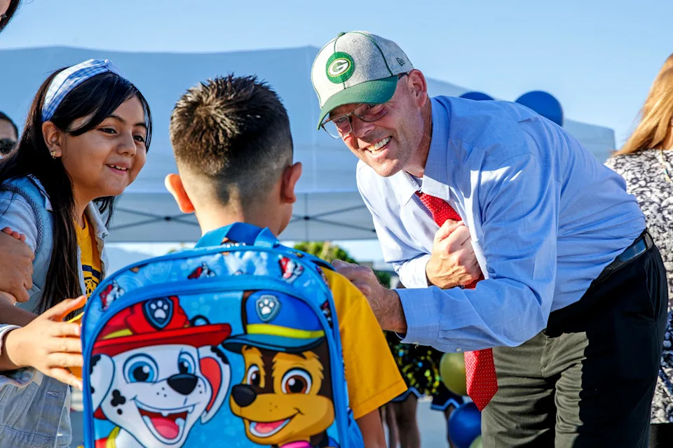 تم تعيين كريج كريستنسن، الذي شوهد في عام 2024 في مدرسة أبراهام لينكولن الابتدائية في بالم ديزرت، مديرًا جديدًا لأكاديمية ديزرت ريدج في إنديو.