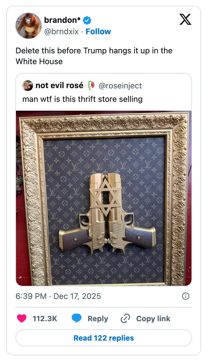 تغريدة تظهر قطعة مؤطرة ببنادق ذهبية وزخارف نجوم، مما يشير بطريقة فكاهية إلى إمكانية عرضها في البيت الأبيض