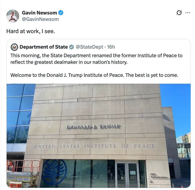 لقطة شاشة لتغريدة من جافين نيوسوم يرد بسخرية على تغريدة وزارة الخارجية حول إعادة تسمية مبنى باسم دونالد ترامب