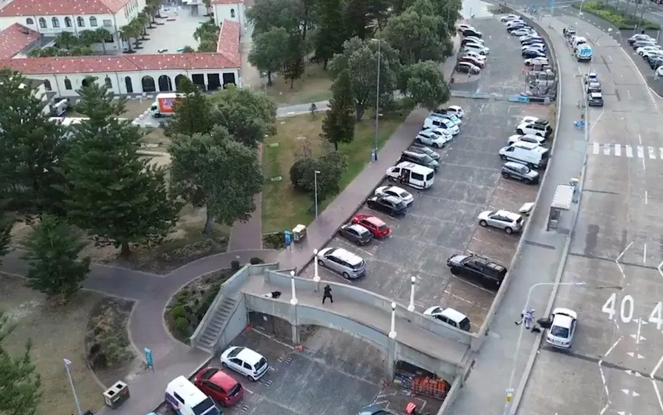 وتظهر لقطات التقطتها طائرة بدون طيار المسلحين معًا على الجسر