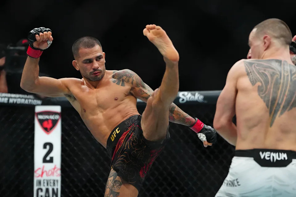 28 يونيو 2025؛ لاس فيغاس، نيفادا، الولايات المتحدة الأمريكية؛ ألكسندر بانتوجا (قفازات حمراء) يحارب كاي كارا-فرنسا (قفازات زرقاء) خلال UFC 317 في T-Mobile Arena. الائتمان الإلزامي: صور ستيفن ر. سيلفاني-إيماجن