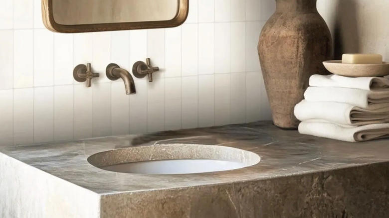 منضدة حمام مع سطح من الجرانيت وبلاط باكسبلاش من بلاط الزليج.