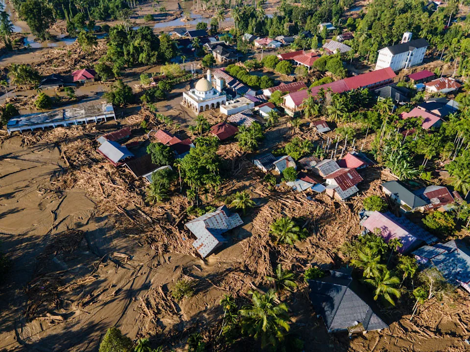 منظر جوي يظهر الأضرار الناجمة عن الفيضانات في ميوردو، منطقة بيدي جايا، في مقاطعة آتشيه الإندونيسية، في 30 نوفمبر 2025. / Credit: CHIDEER MAHYUDDIN /AFP/Getty