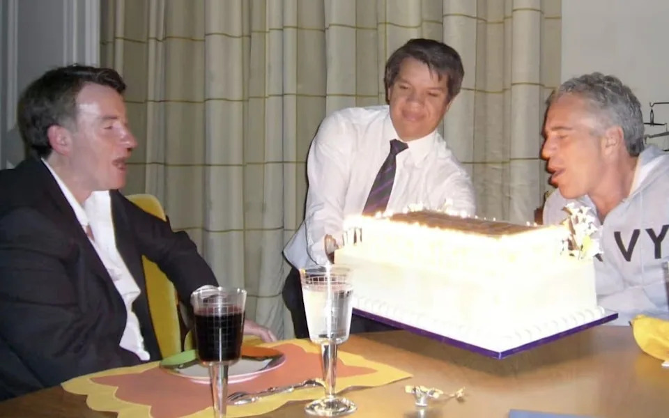 بيتر ماندلسون وجيفري إبستين يحتفلان بعيد ميلاده في شقة إبستاين في باريس في يناير 2007