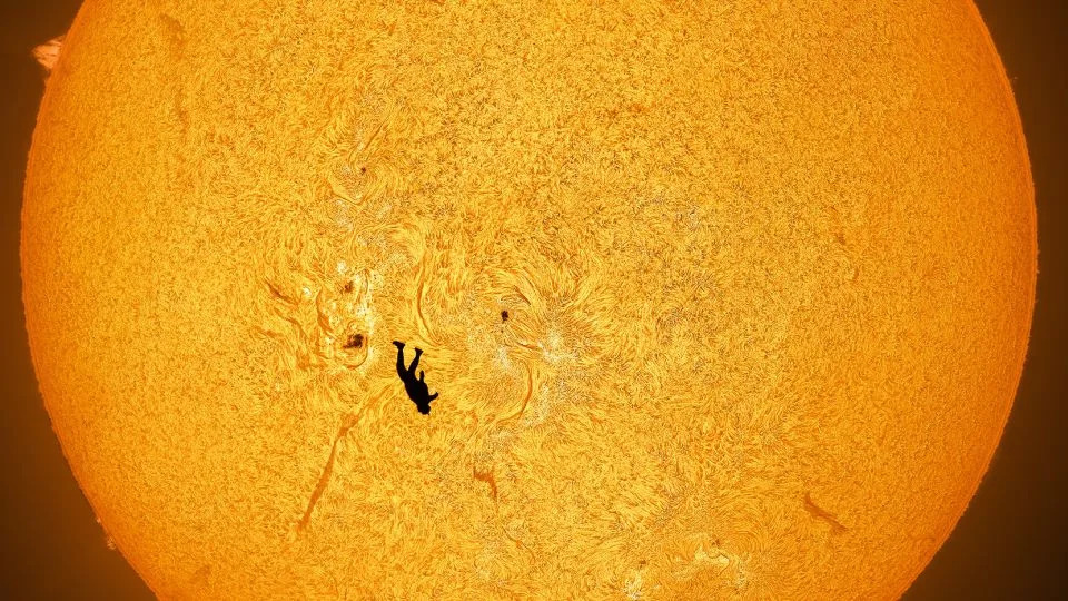 استخدم مكارثي تقنية تكديس الصور ومحاذاتها ودمجها لآلاف الإطارات من أجل زيادة وضوح ملامح الشمس وتقليل التشويش في الصورة. - أندرو مكارثي/cosmicbackground.io