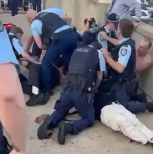 الضباط يعتقلون مطلقي النار المزعومين على الجسر