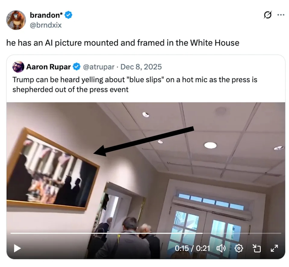 لقطة شاشة لتغريدة تظهر أشخاصًا في غرفة، مع نص حول مناقشة ترامب "زلات زرقاء" في حدث صحفي