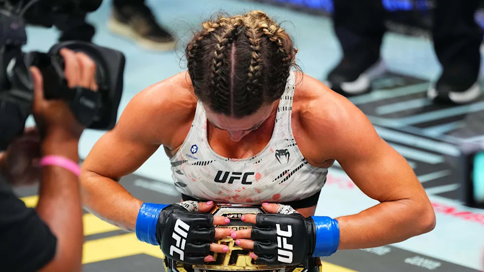 أبو ظبي، الإمارات العربية المتحدة - 25 أكتوبر: رد فعل ماكنزي ديرن بعد فوزه على فيرنا جانديروبا من البرازيل في مباراة بطولة UFC لوزن القش خلال حدث UFC 321 في الاتحاد أرينا في 25 أكتوبر 2025 في أبو ظبي، الإمارات العربية المتحدة. (تصوير جيف بوتاري / زوفا إل إل سي)