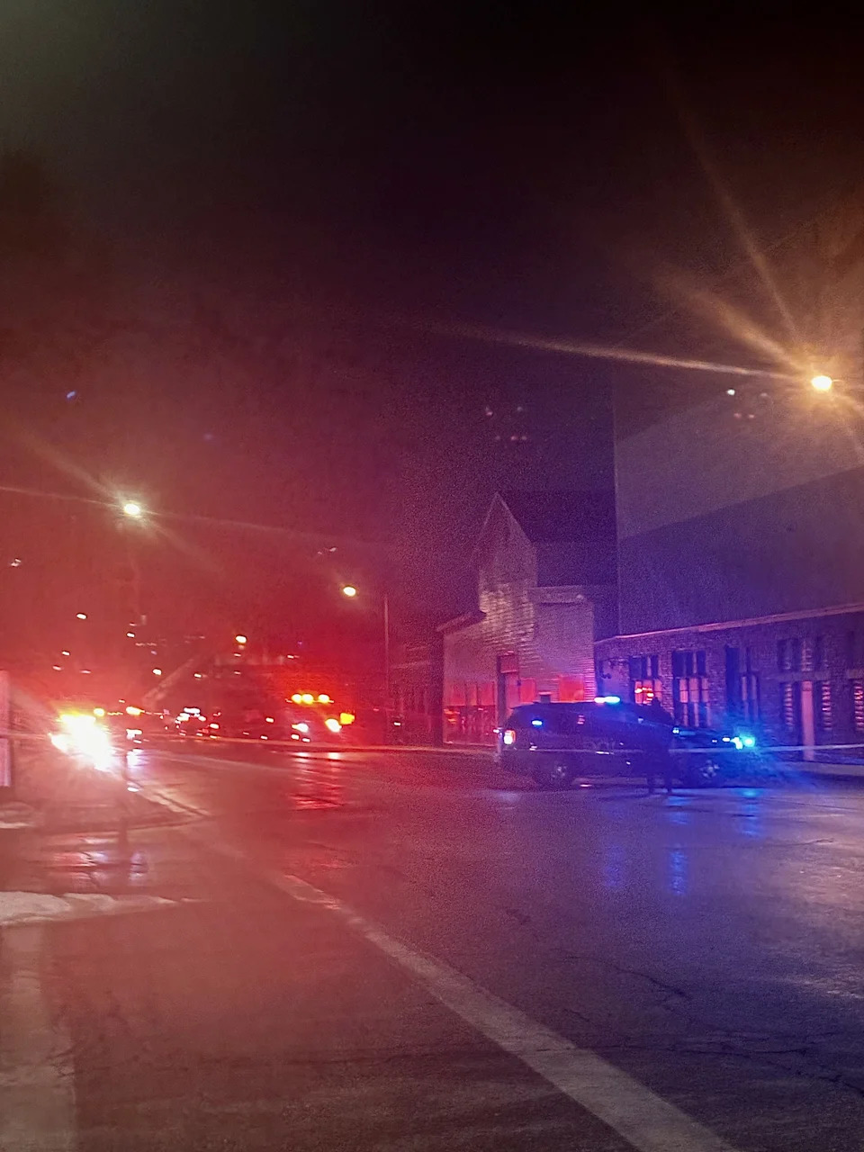 يستجيب موظفو الطوارئ لحريق في مبنى بالقرب من منشأة تخزين U-Haul في Walker's Point في 21 يناير.