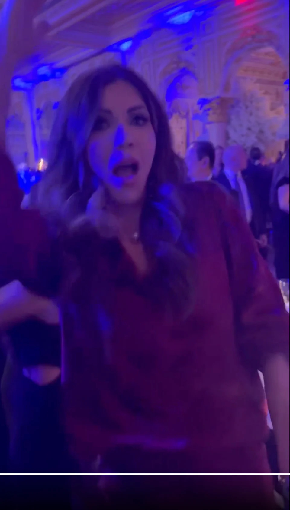 شخص في أجواء احتفالية مفعمة بالحيوية، يرتدي قميصًا مريحًا، مع تعبير عن المفاجأة أو الإثارة