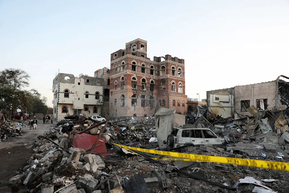 آثار الضربات الأمريكية على صنعاء (خالد عبد الله/ رويترز)
