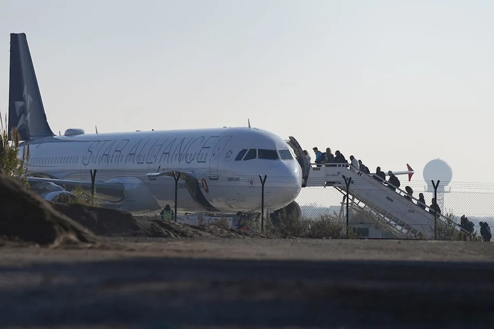 ديفيد زوراكينو / أوروبا برس عبر جيتي الركاب يستقلون طائرة الخطوط الجوية التركية بعد 