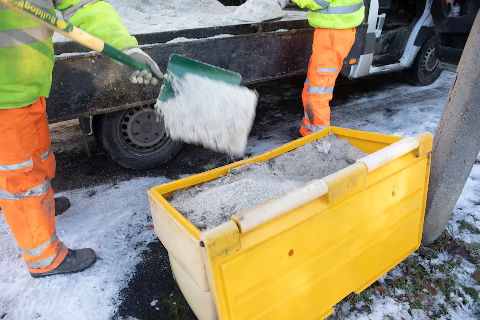 توفر العديد من المجالس صناديق رمل للمقيمين لطحن طرقاتهم. (السلطة الفلسطينية)
