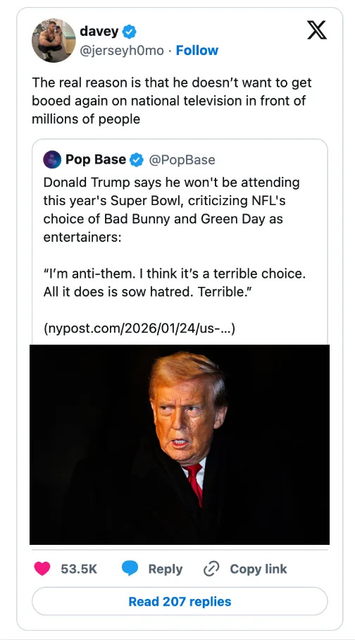 لقطة شاشة لتغريدة حول انتقاد دونالد ترامب لاختيار اتحاد كرة القدم الأميركي لفناني Super Bowl، مستشهداً برأيه الشخصي ضد ذلك