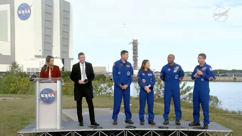 يتلقى مدير ناسا جاريد إسحاقمان وطاقم Artemis II أسئلة من الصحفيين أثناء طرح SLS على منصة الإطلاق. من اليسار إلى اليمين: السكرتير الصحفي لناسا بيثاني ستيفنز، إسحاقمان، رائد الفضاء الكندي جيريمي هانسن، كريستينا كوخ، فيكتور جلوفر وقائد أرتميس الثاني ريد وايزمان. / الائتمان: ناسا