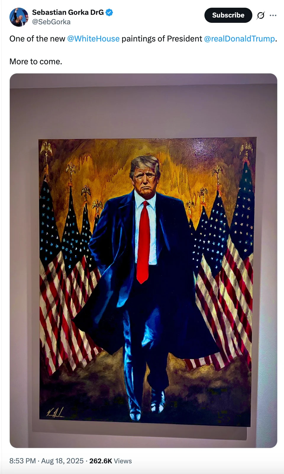 لوحة لرجل واثق يرتدي بدلة ويمشي وخلفه أعلام الولايات المتحدة. يشير التعليق إلى أنها لوحة جديدة للبيت الأبيض