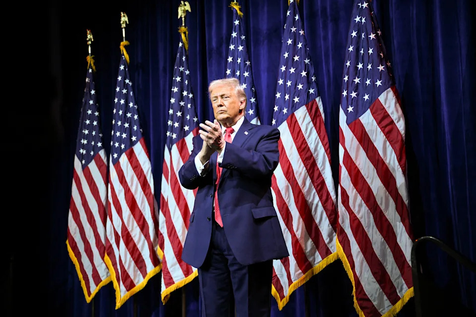 يغادر الرئيس الأمريكي دونالد ترامب بعد أن ألقى كلمة في منتجع أعضاء الحزب الجمهوري بمجلس النواب في مركز كينيدي