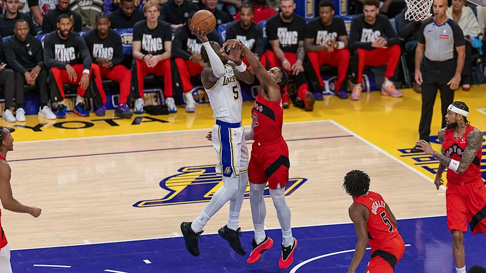 لوس أنجلوس ليكرز ديندري أيتون 5 يسدد الكرة خلال مباراة الدوري الاميركي للمحترفين ضد تورونتو رابتورز يوم الأحد 18 يناير 2026 في لوس أنجلوس كاليفورنيا. 