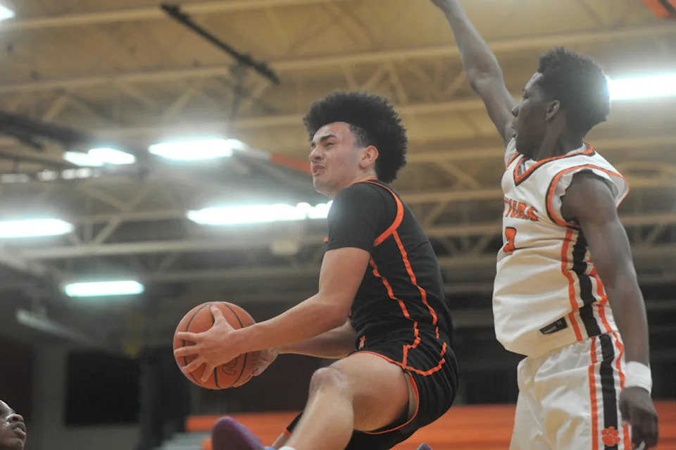 ماسيلون واشنطن برايلون غامبل يرتفع إلى السلة متجاوزًا سامي من المحتمل الرابع من مانسفيلد سينيور.