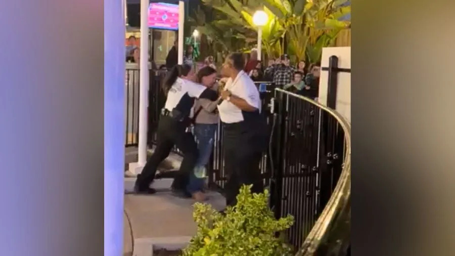 شوهد أحد الضيوف وهو متورط في مشاجرة مع الأمن في Knott's Berry Farm. يناير 2026. (صورة المشاهد)