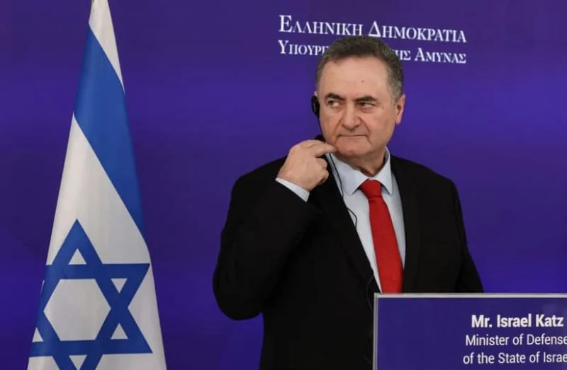 وزير الدفاع يسرائيل كاتس خلال تصريحات مشتركة للصحافة مع نظيره اليوناني نيكوس ديندياس في أثينا، اليونان، 20 يناير، 2026. (REUTERS/Louisa Gouliamaki)